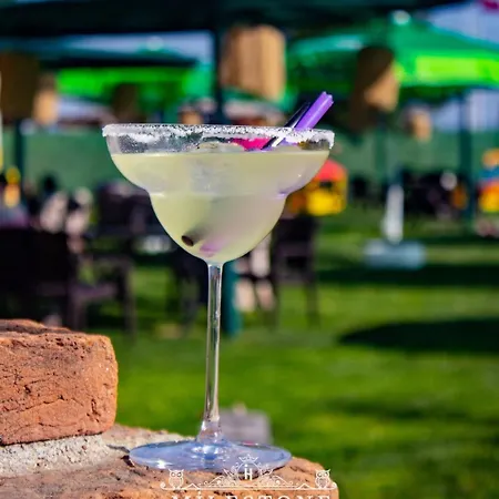 Hotel Milestone1915 *